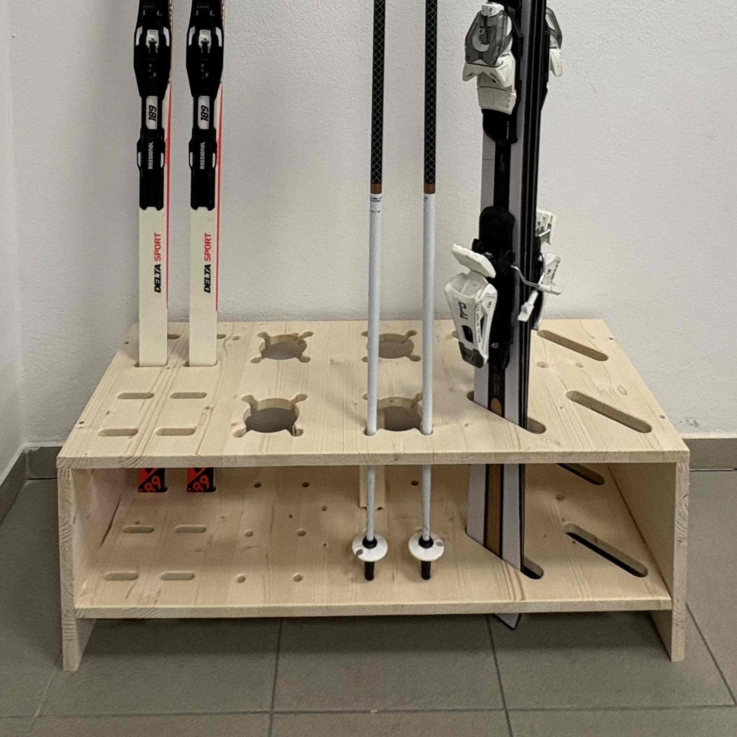 Combined wooden stand for alpine, cross‑country skis and poles - Natural