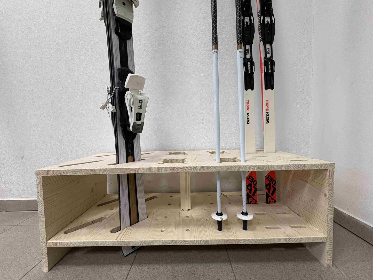 Combined wooden stand for alpine, cross‑country skis and poles - Natural