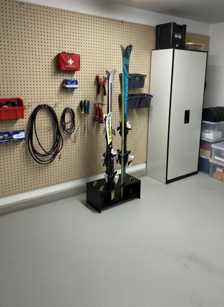 Wooden ski stand – 8 pairs, 61 × 33 cm