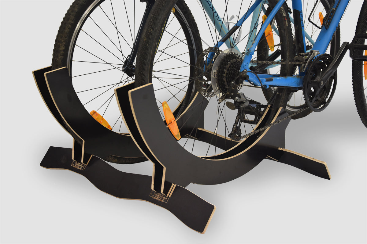 Adjustable stand for 2 bicycles